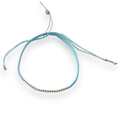 Įvairių spalvų siūlo apyrankės su sidabriniais karoliukais