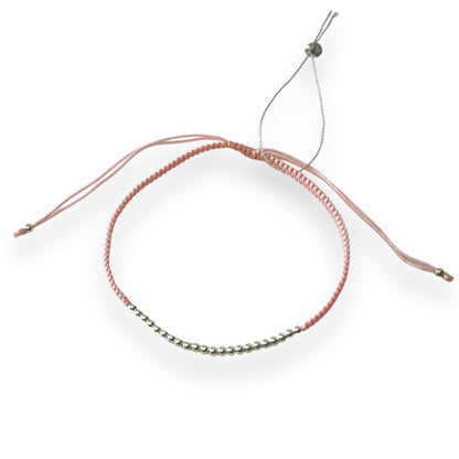 Įvairių spalvų siūlo apyrankės su sidabriniais karoliukais