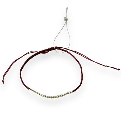 Įvairių spalvų siūlo apyrankės su sidabriniais karoliukais