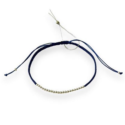 Įvairių spalvų siūlo apyrankės su sidabriniais karoliukais