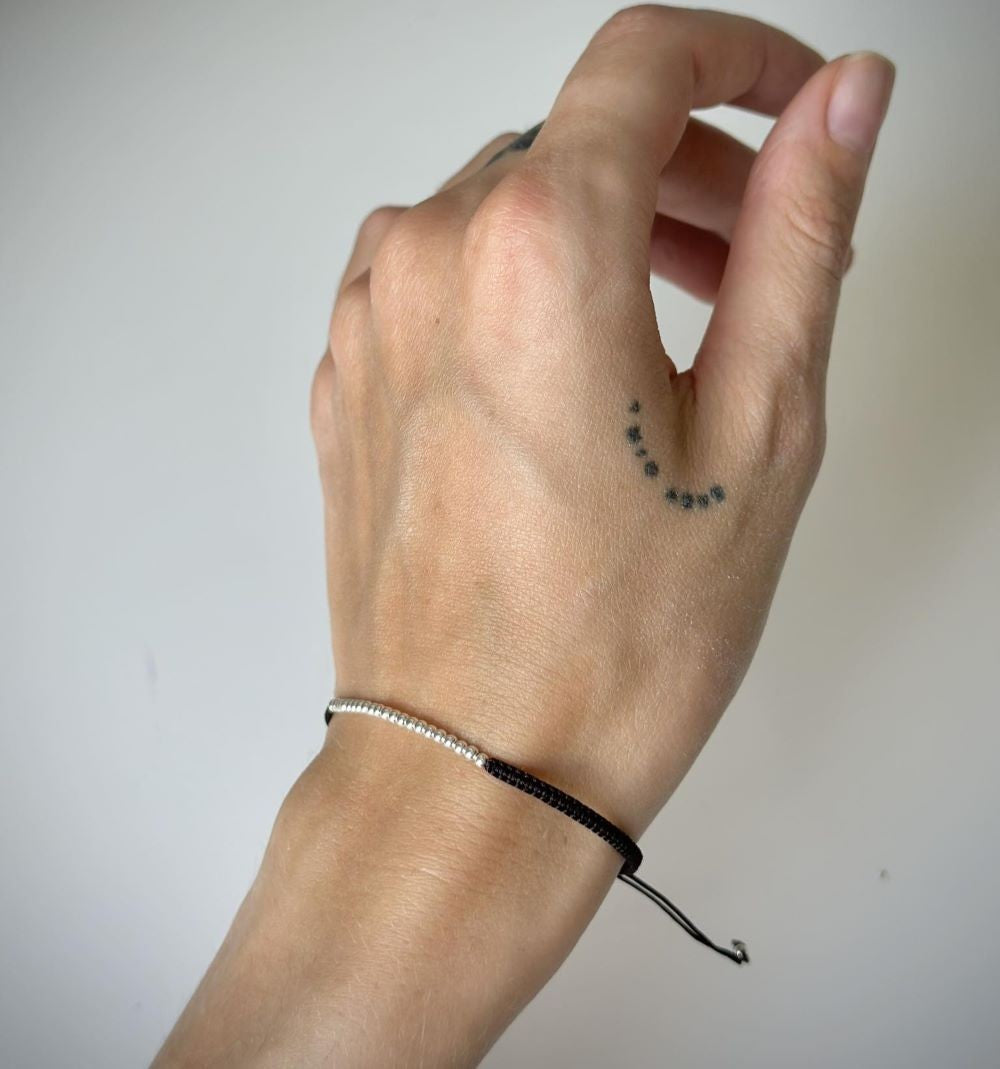 Įvairių spalvų siūlo apyrankės su sidabriniais karoliukais