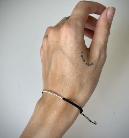 Įvairių spalvų siūlo apyrankės su sidabriniais karoliukais