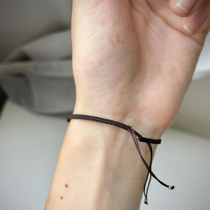 Įvairių spalvų siūlo apyrankės su sidabriniais karoliukais