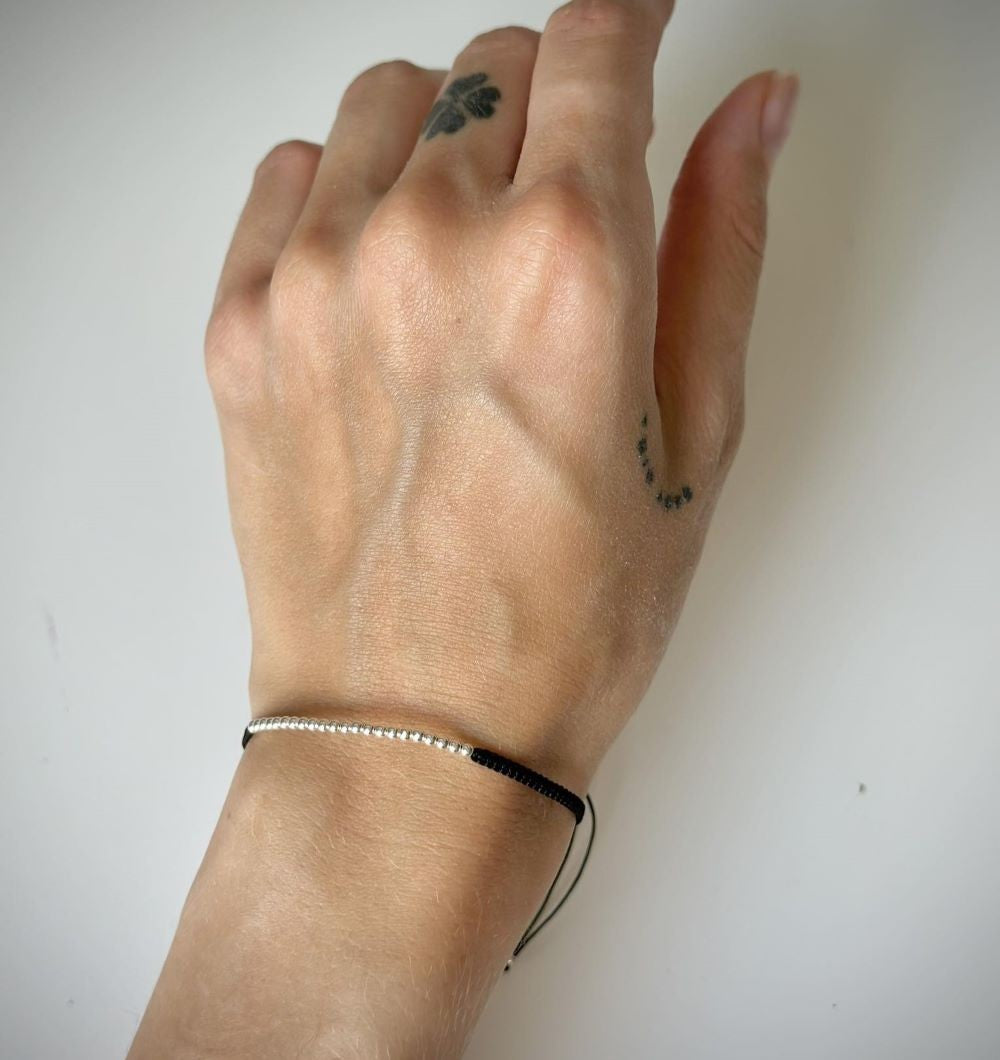 Įvairių spalvų siūlo apyrankės su sidabriniais karoliukais