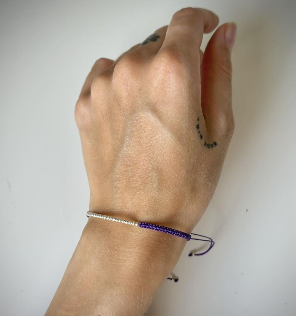 Įvairių spalvų siūlo apyrankės su sidabriniais karoliukais