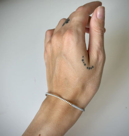 Įvairių spalvų siūlo apyrankės su sidabriniais karoliukais