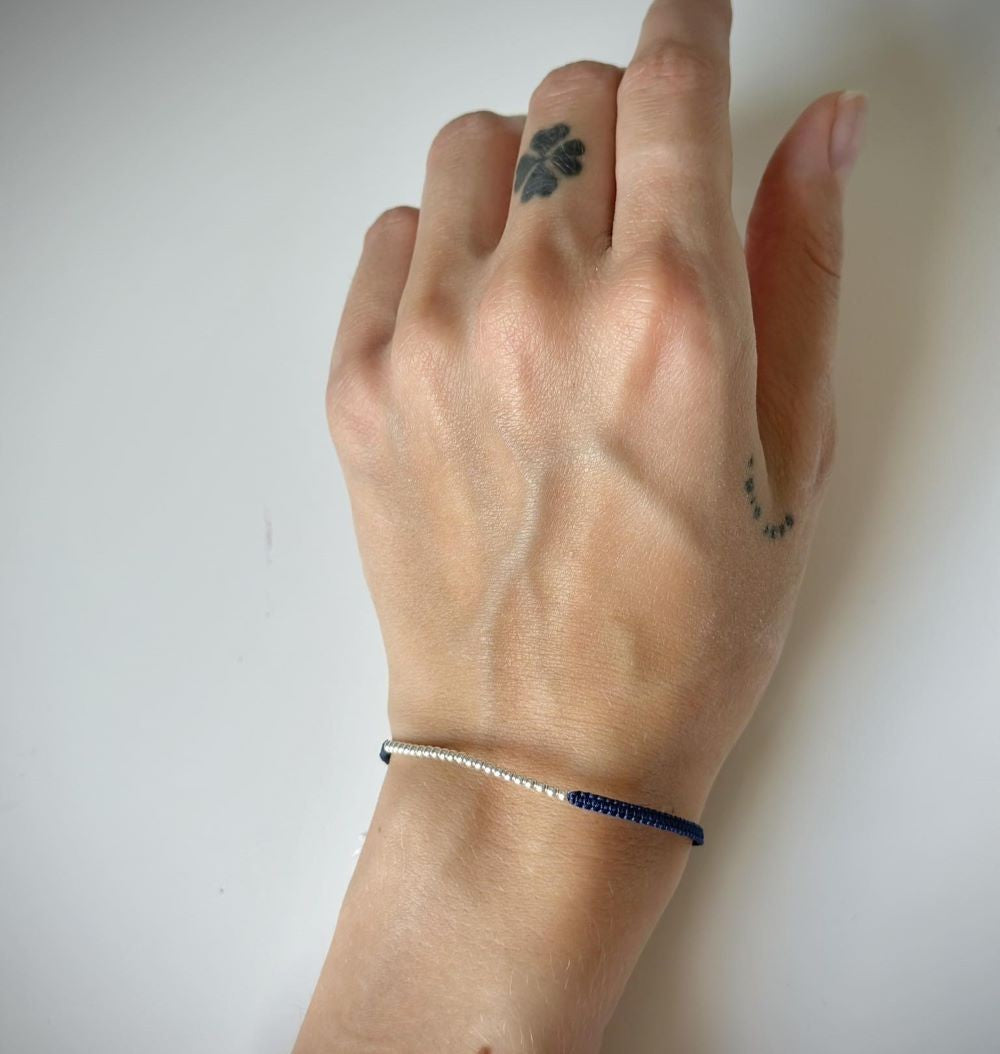 Įvairių spalvų siūlo apyrankės su sidabriniais karoliukais