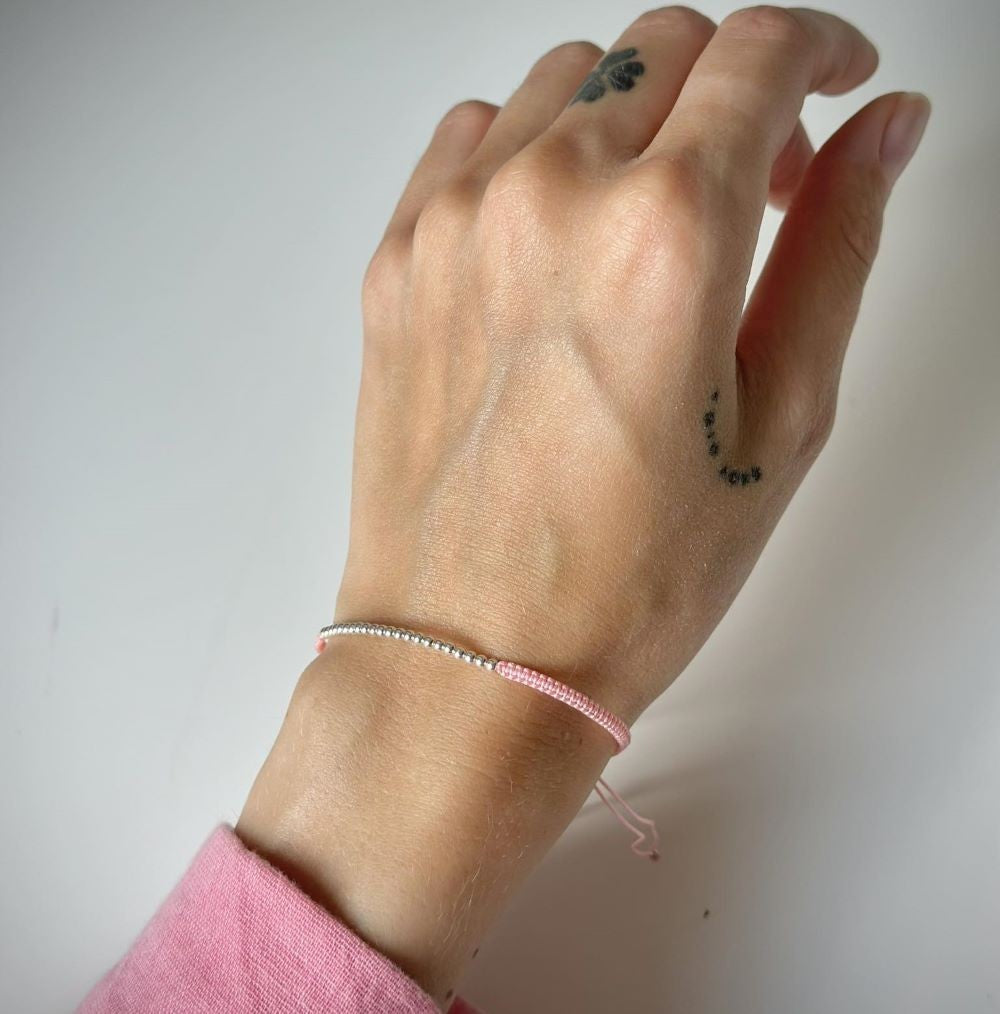 Įvairių spalvų siūlo apyrankės su sidabriniais karoliukais