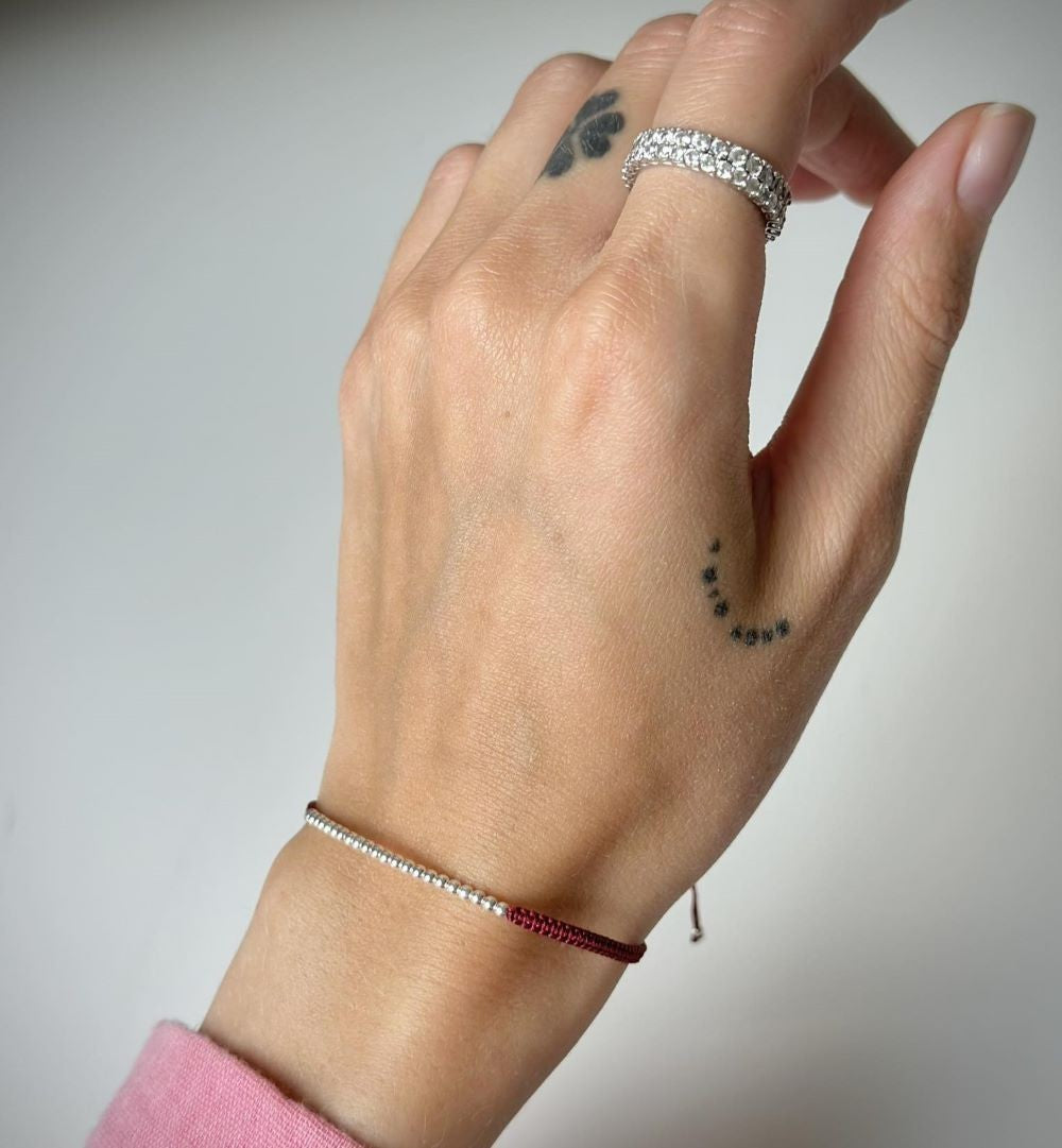 Įvairių spalvų siūlo apyrankės su sidabriniais karoliukais