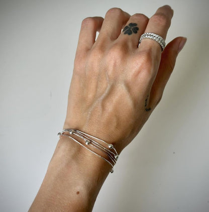 Penkių gijų sidabrinė apyrankė su burbuliukais