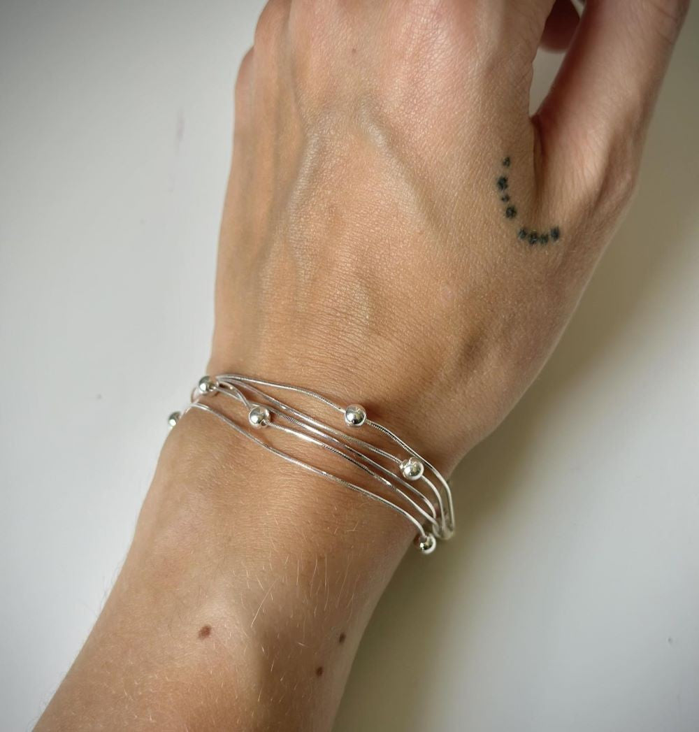 Penkių gijų sidabrinė apyrankė su burbuliukais