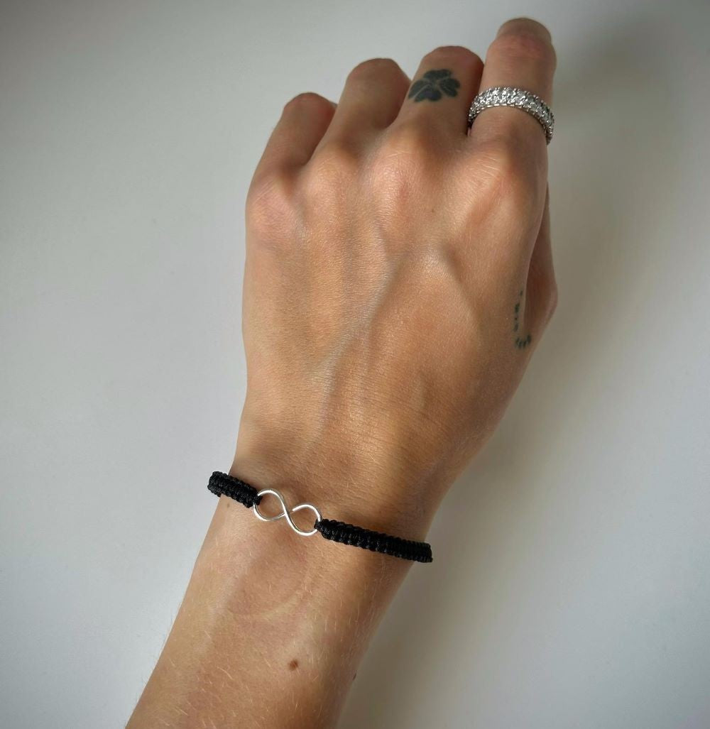 Įvairių spalvų siūlo apyrankės su sidabrine begalybe