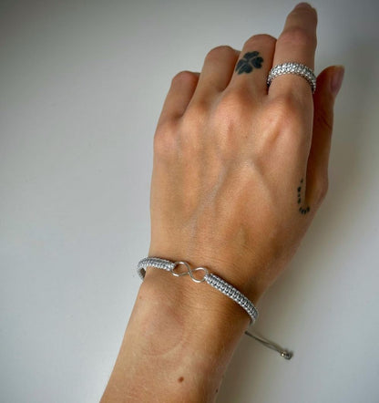 Įvairių spalvų siūlo apyrankės su sidabrine begalybe