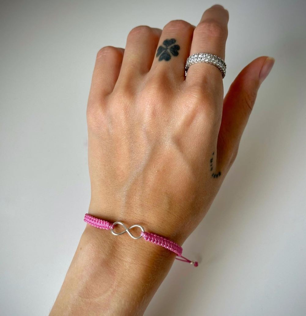 Įvairių spalvų siūlo apyrankės su sidabrine begalybe