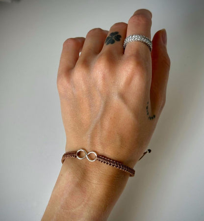 Įvairių spalvų siūlo apyrankės su sidabrine begalybe