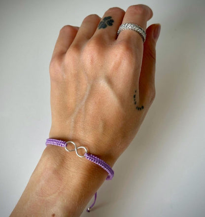 Įvairių spalvų siūlo apyrankės su sidabrine begalybe