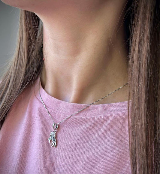 Vienaragis su alyviniais ir rožiniais cirkoniais