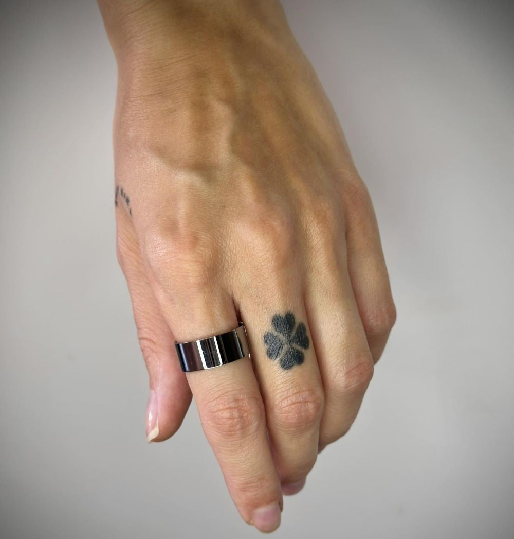 Platus 8mm sidabrinis žiedas dengtas juodu rodžiu