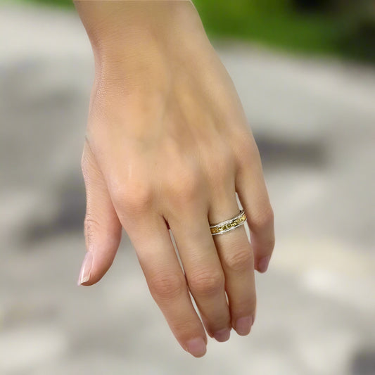 Puošnus sidabrinis žiedas padengtas auksu ir rodžiu