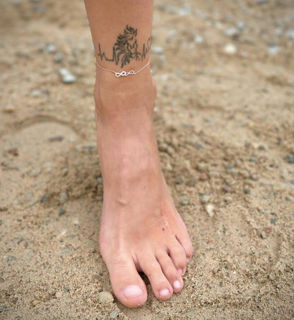 Sidabrinė paauksuota grandinėlė ant kojos su begalybe