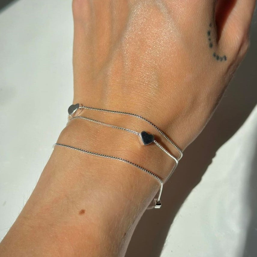 Trijų gijų sidabrinė apyrankė su širdele