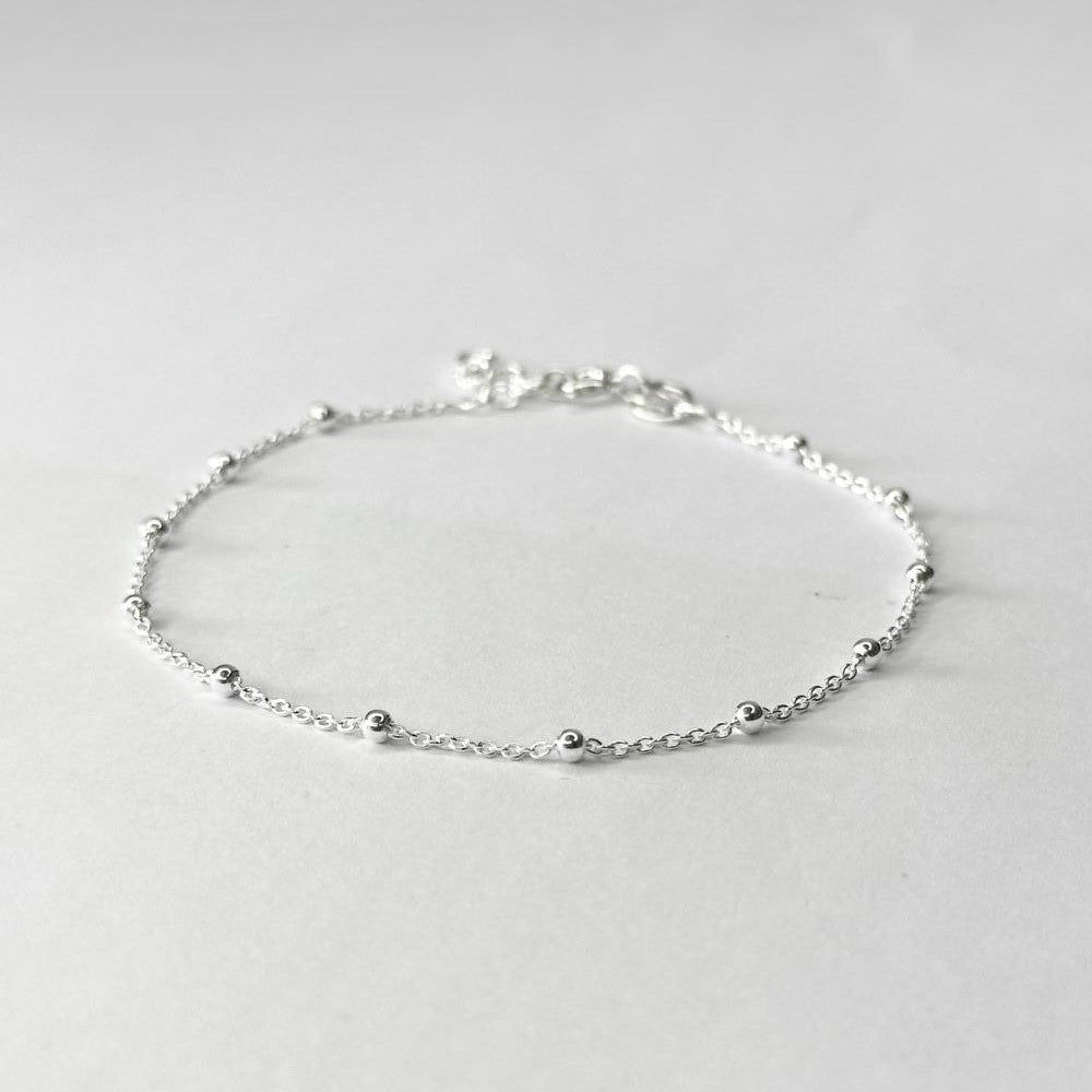 Sidabrinė minimalistinio stiliaus apyrankė su burbuliukais