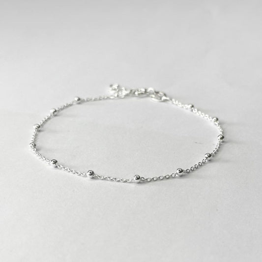 Sidabrinė minimalistinio stiliaus apyrankė su burbuliukais