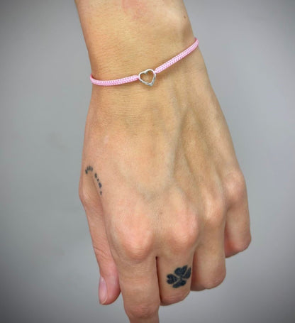 Įvairių spalvų siūlo apyrankės su sidabrine širdele