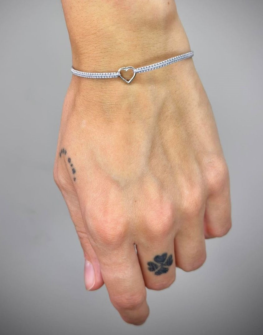 Įvairių spalvų siūlo apyrankės su sidabrine širdele