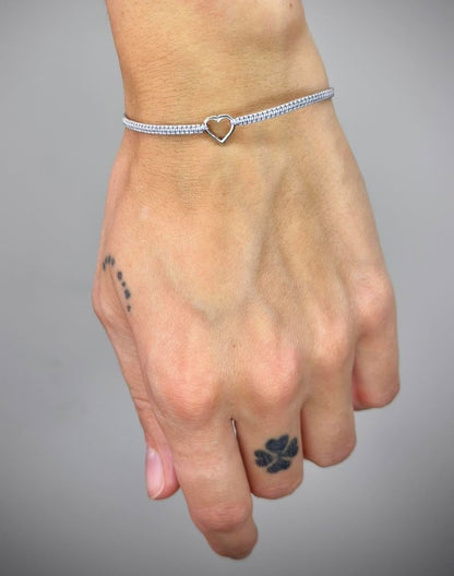 Įvairių spalvų siūlo apyrankės su sidabrine širdele