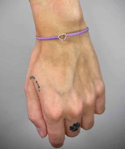 Įvairių spalvų siūlo apyrankės su sidabrine širdele