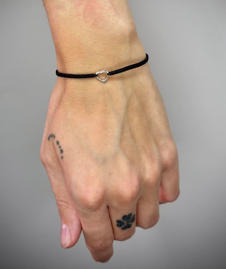 Įvairių spalvų siūlo apyrankės su sidabrine širdele