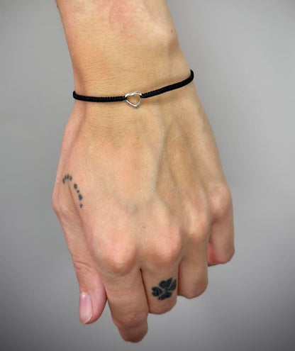 Įvairių spalvų siūlo apyrankės su sidabrine širdele