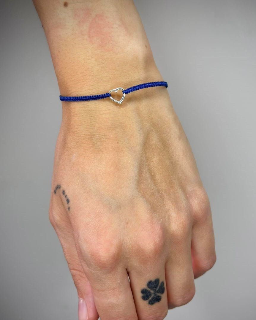 Įvairių spalvų siūlo apyrankės su sidabrine širdele