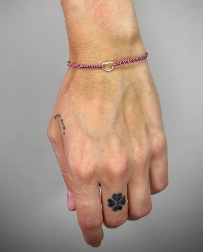 Įvairių spalvų siūlo apyrankės su sidabrine širdele