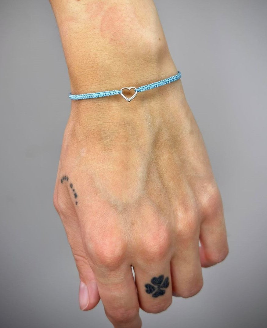 Įvairių spalvų siūlo apyrankės su sidabrine širdele