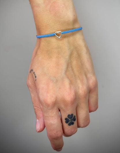 Įvairių spalvų siūlo apyrankės su sidabrine širdele