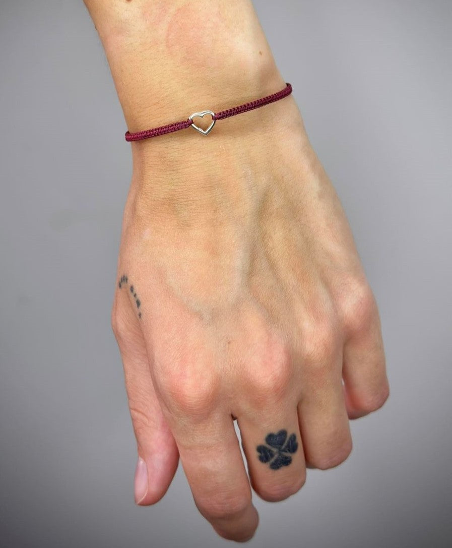 Įvairių spalvų siūlo apyrankės su sidabrine širdele