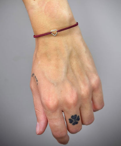 Įvairių spalvų siūlo apyrankės su sidabrine širdele