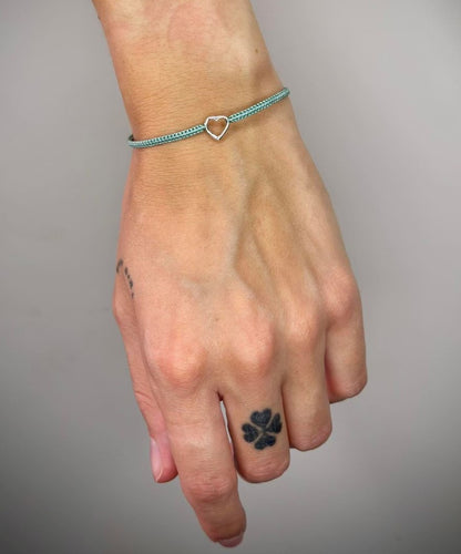 Įvairių spalvų siūlo apyrankės su sidabrine širdele