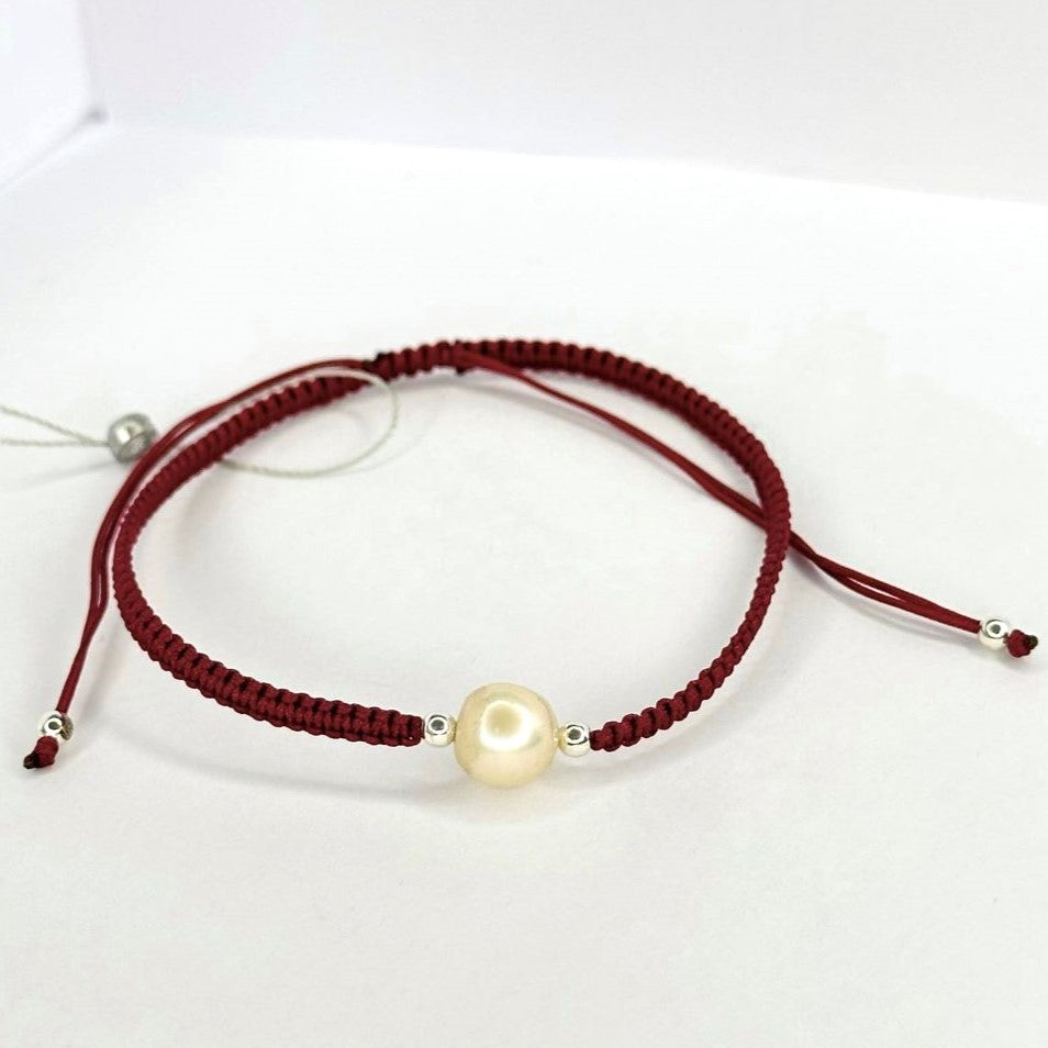 Įvairių spalvų siūlo apyrankės su tikru perlu ir sidabriniais karoliukais