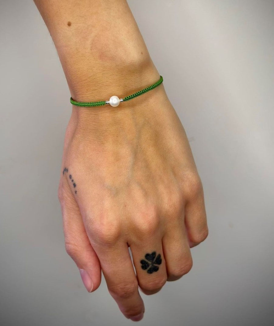 Įvairių spalvų siūlo apyrankės su tikru perlu ir sidabriniais karoliukais