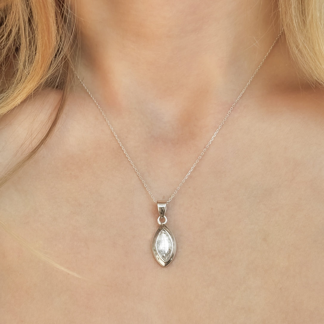 Sidabrinis pakabukas su mėnulio akmeniu ir grandinėle