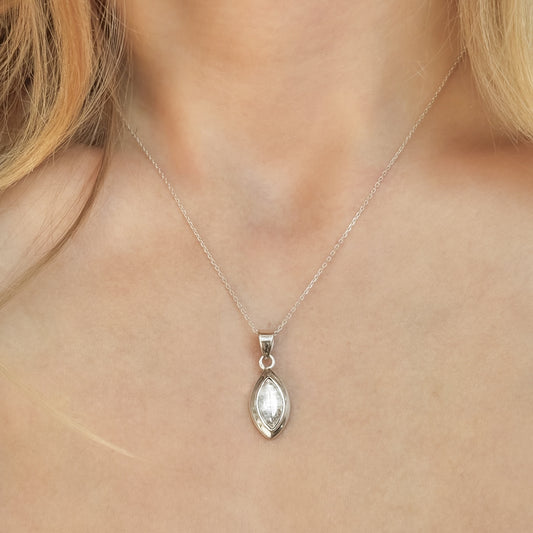 Sidabrinis pakabukas su mėnulio akmeniu ir grandinėle