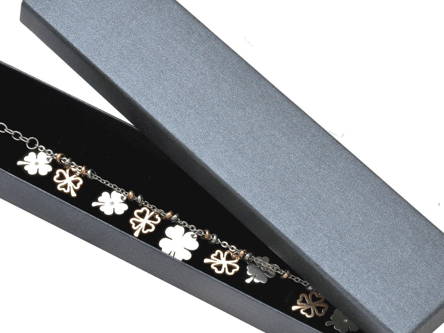 Įvairių spalvų pailgos dėžutės grandinėlėms ar apyrankėms