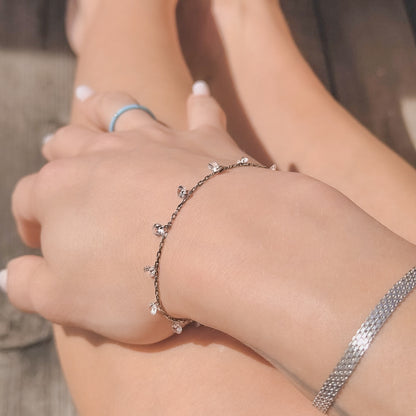 Sidabrinė rodžiuota apyrankė su cirkonio pakabukais