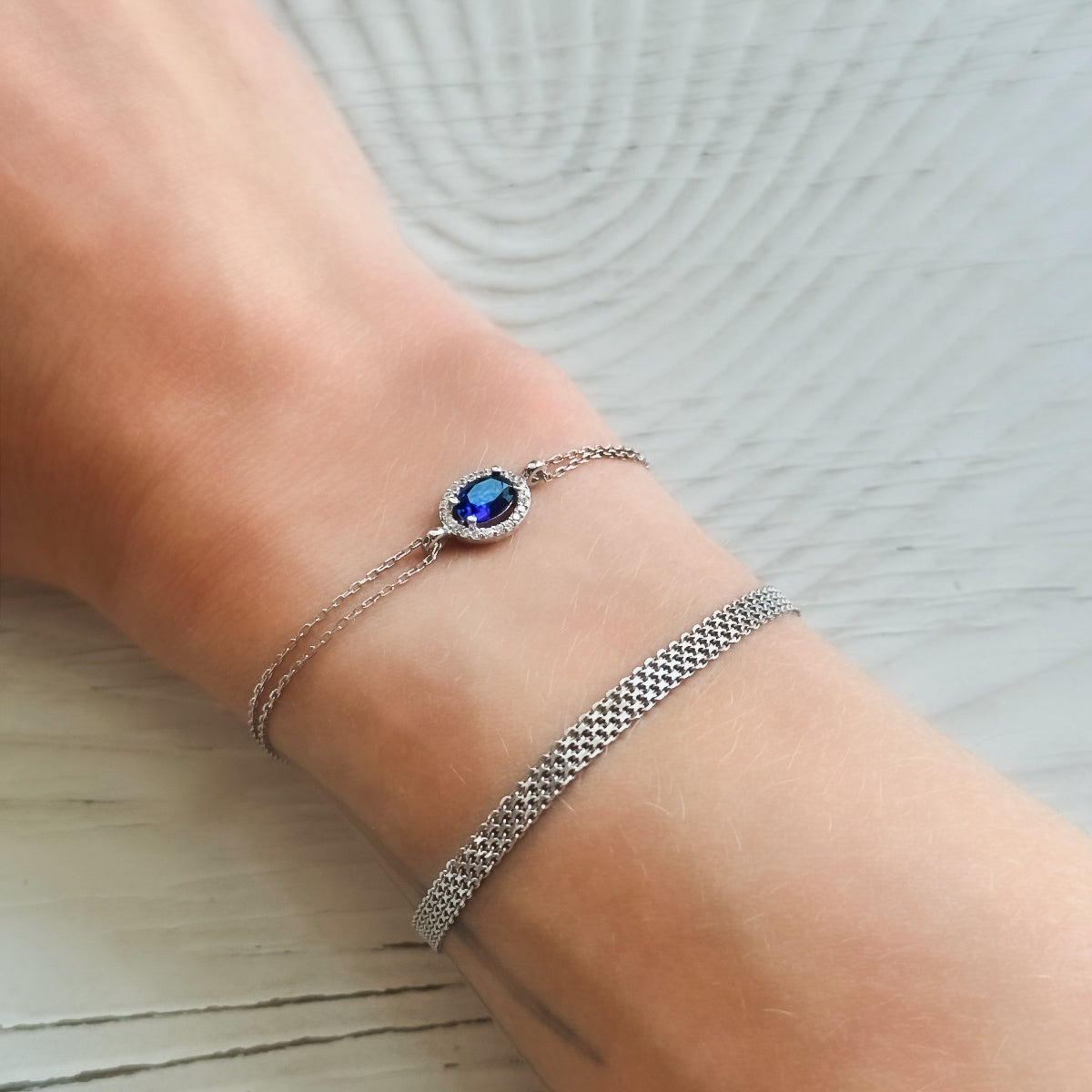 Sidabrinė rodžiuota apyrankė su ovaliu mėlynu cirkoniu