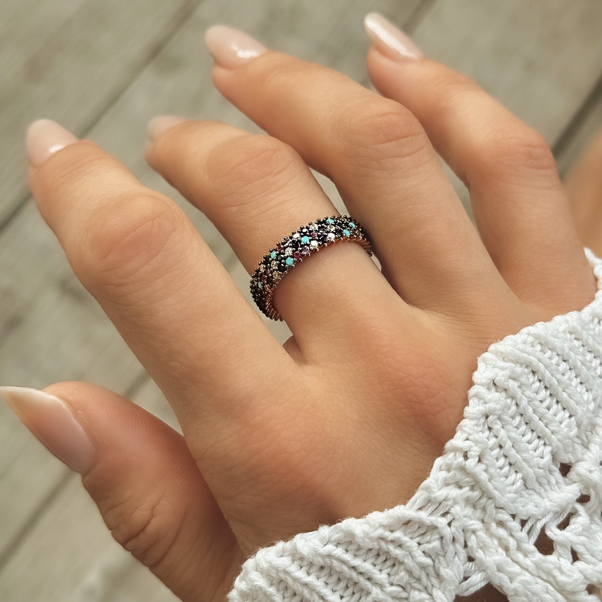 Sidabrinis paauksuotas žiedas su 3 eilėmis spalvotų cirkonių