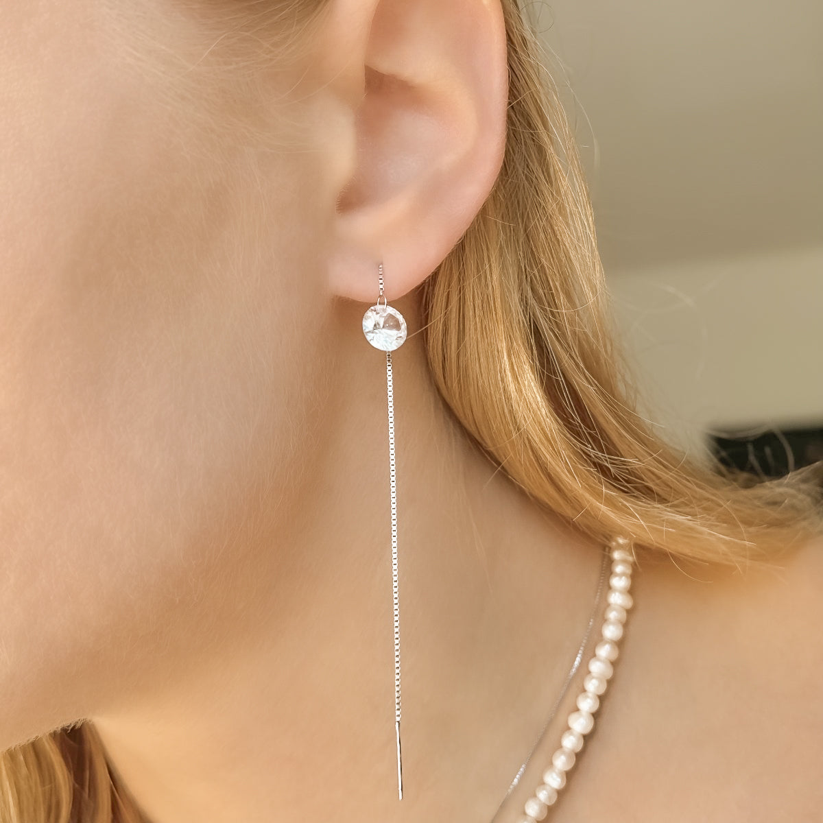 Sidabriniai kabantys rodžiuoti auskarai su grandinėlė ir cirkoniu