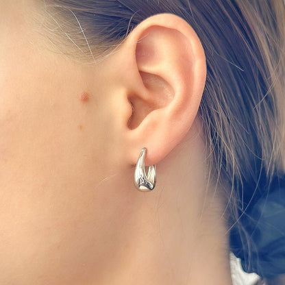 Sidabriniai lašo formos auskarai